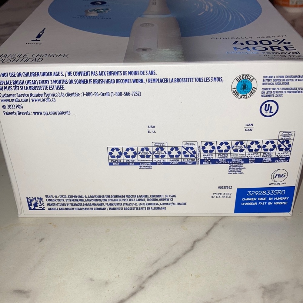 Oral-B iO Series 3 Rechargeable Toothbrush - Picture 2 of 4